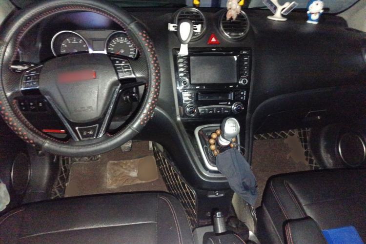 Used Haval H6 2013 Upgraded Model 1.5T Manual Two-Wheel Drive Elite Version Center Console