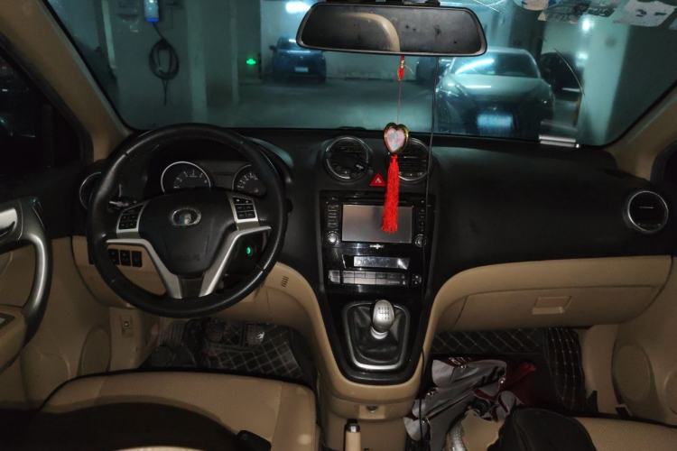 Used Haval H6 2013 Upgraded Model 1.5T Manual Two-Wheel Drive Elite Version Center Console
