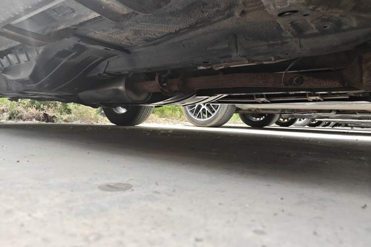 Used Haval H6 2013 Upgraded Model 2.4L Automatic Two-Wheel Drive Elite Version Chassis Front Right