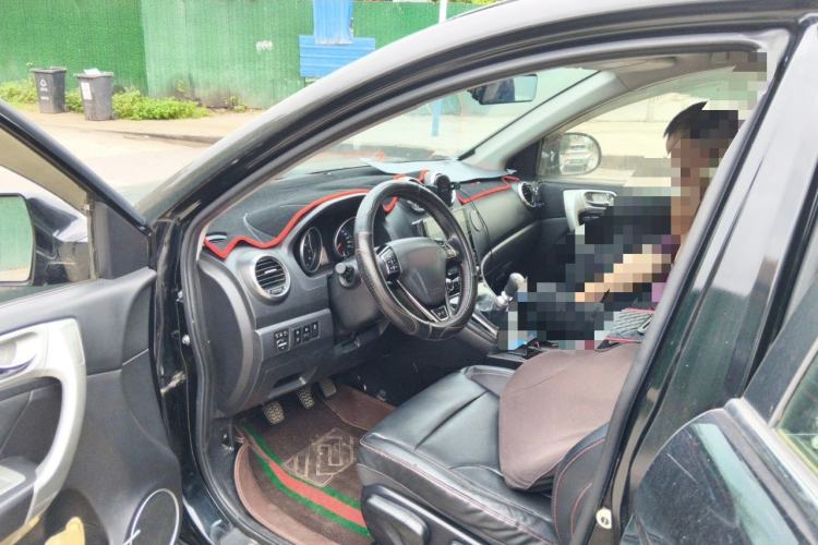 Used Haval H6 2013 Upgraded Model 1.5T Manual Two-Wheel Drive Elite Version Driver Seat