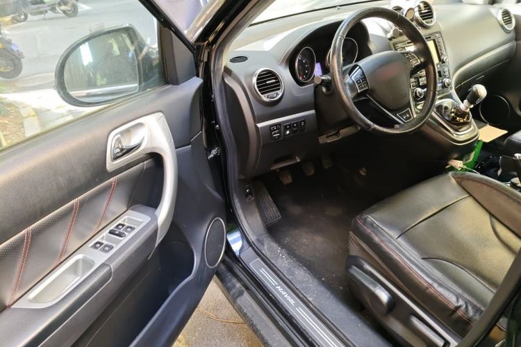 Used Haval H6 2013 Upgraded Model 1.5T Manual Two-Wheel Drive Elite Version Driver Seat