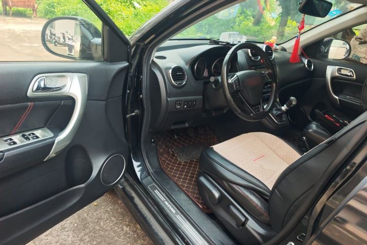 Used Haval H6 2013 Upgraded Model 1.5T Manual Two-Wheel Drive Urban Version Driver Seat
