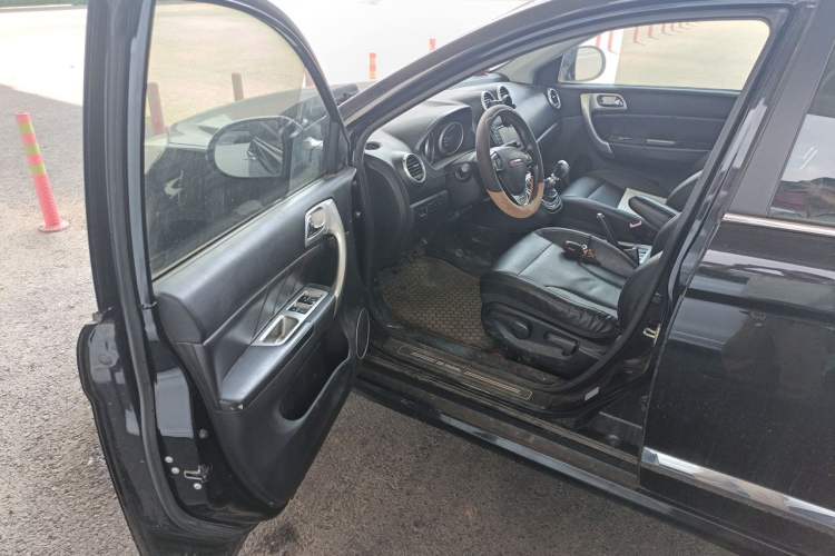 Used Haval H6 2013 Upgraded Model 1.5T Manual Two-Wheel Drive Elite Version Driver Seat