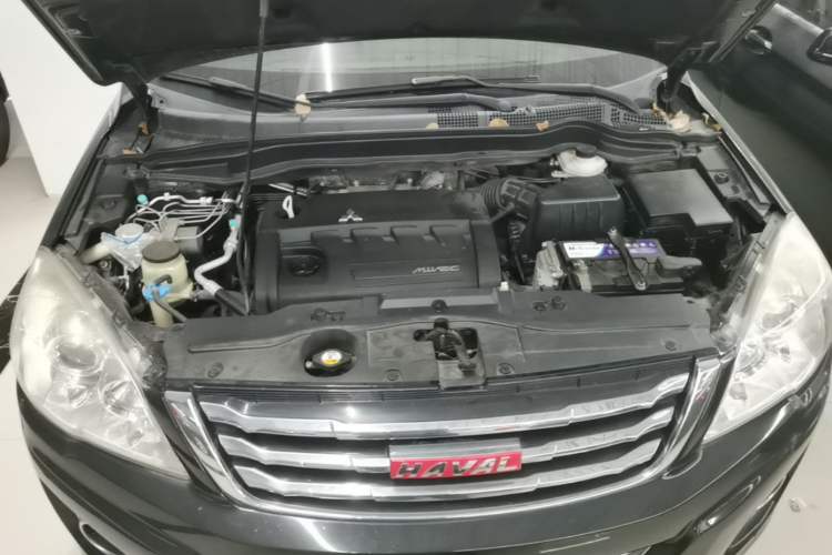 Used Haval H6 2013 Upgraded Model 2.4L Automatic Two-Wheel Drive Elite Version Engine Bay