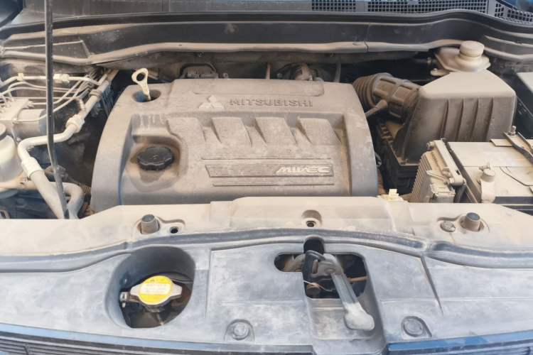 Used Haval H6 2013 Upgraded Model 2.4L Automatic Two-Wheel Drive Elite Version Engine Bay