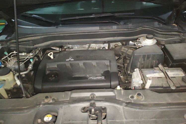 Used Haval H6 2013 Upgraded Model 2.4L Automatic Two-Wheel Drive Elite Version Engine Bay