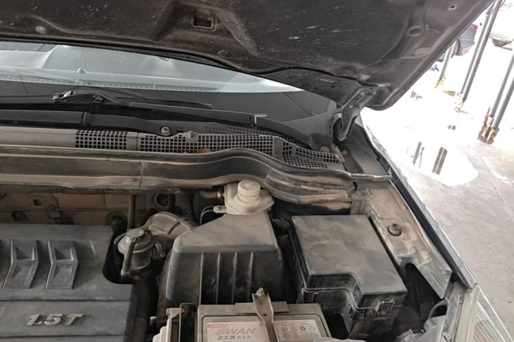 Used Haval H6 2013 Upgraded Model 1.5T Manual Two-Wheel Drive Elite Version Engine Bay Left