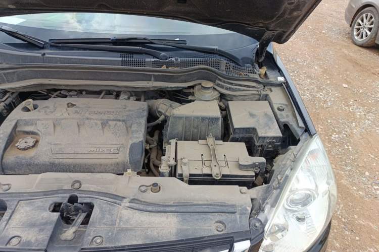 Used Haval H6 2013 Upgraded Model 2.4L Automatic Two-Wheel Drive Elite Version Engine Bay Left