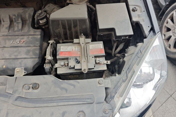 Used Haval H6 2013 Upgraded Model 1.5T Manual Two-Wheel Drive Elite Version Engine Bay Left
