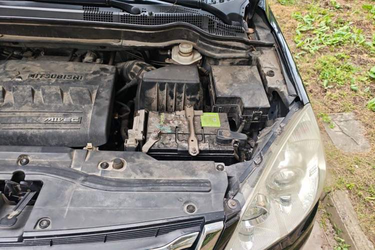 Used Haval H6 2013 Upgraded Model 2.4L Automatic Two-Wheel Drive Elite Version Engine Bay Left