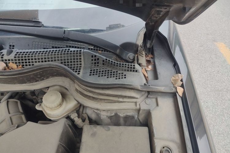 Used Haval H6 2013 Upgraded Model 1.5T Manual Two-Wheel Drive Elite Version Engine Bay Left