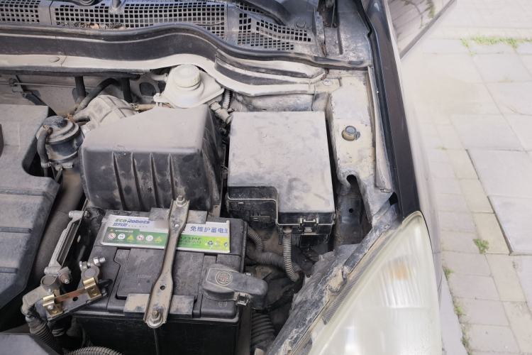 Used Haval H6 2013 Upgraded Model 1.5T Manual Two-Wheel Drive Elite Version Engine Bay Left