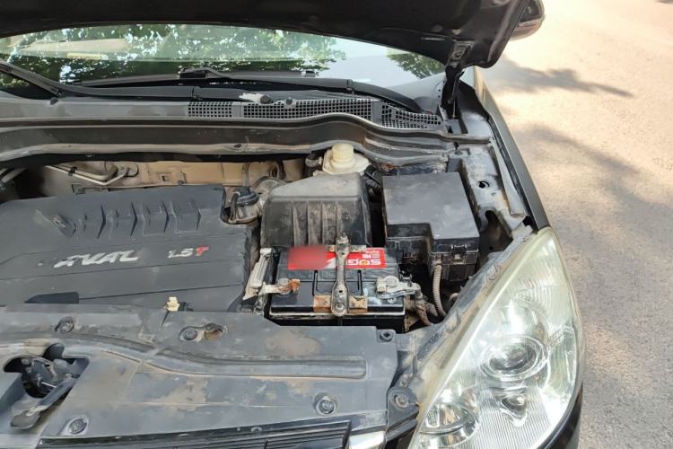 Used Haval H6 2013 Upgraded Model 1.5T Manual Two-Wheel Drive Elite Version Engine Bay Left