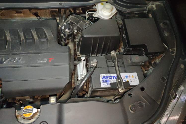 Used Haval H6 2013 Upgraded Model 1.5T Manual Two-Wheel Drive Prestige Version Engine Bay Left