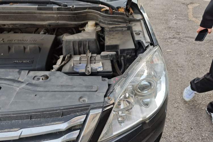 Used Haval H6 2013 Upgraded Model 2.4L Automatic Two-Wheel Drive Elite Version Engine Bay Left