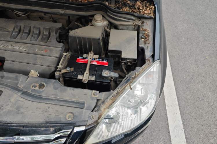 Used Haval H6 2013 Upgraded Model 1.5T Manual Two-Wheel Drive Elite Version Engine Bay Left