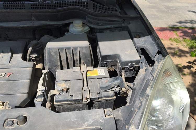 Used Haval H6 2013 Upgraded Model 1.5T Manual Two-Wheel Drive Elite Version Engine Bay Left