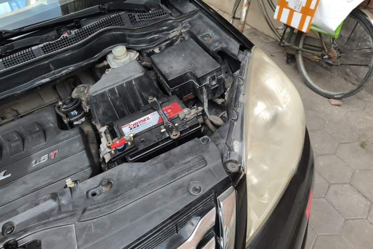 Used Haval H6 2013 Upgraded Model 1.5T Manual Two-Wheel Drive Elite Version Engine Bay Left