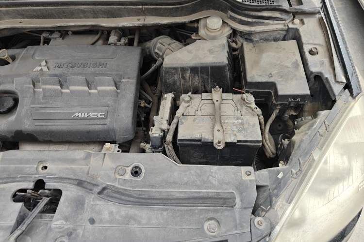 Used Haval H6 2013 Upgraded Model 2.4L Automatic Two-Wheel Drive Elite Version Engine Bay Left