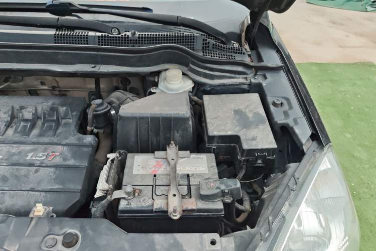 Used Haval H6 2013 Upgraded Model 1.5T Manual Two-Wheel Drive Elite Version Engine Bay Left