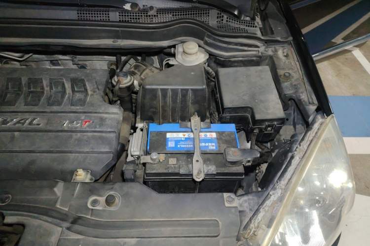 Used Haval H6 2013 Upgraded Model 1.5T Manual Two-Wheel Drive Elite Version Engine Bay Left