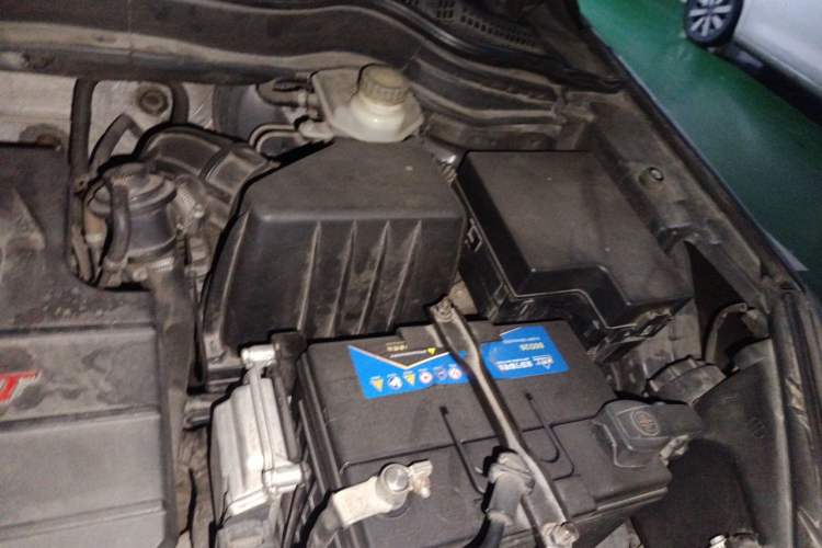 Used Haval H6 2013 Upgraded Model 1.5T Manual Two-Wheel Drive Elite Version Engine Bay Left