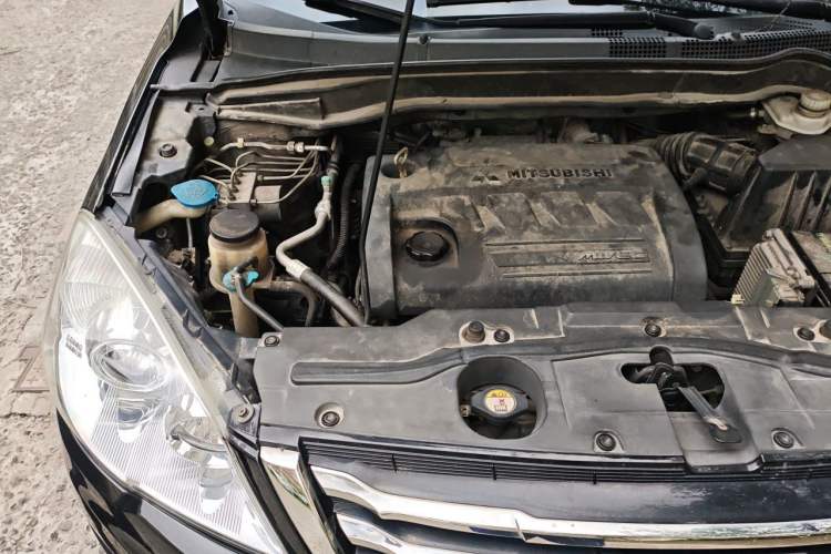 Used Haval H6 2013 Upgraded Model 2.4L Automatic Two-Wheel Drive Elite Version Engine Bay Right