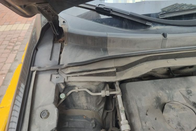 Used Haval H6 2013 Upgraded Model 1.5T Manual Two-Wheel Drive Elite Version Engine Bay Right