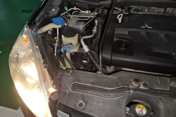 Used Haval H6 2013 Upgraded Model 2.4L Automatic Two-Wheel Drive Elite Version Engine Bay Right