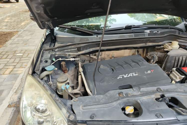 Used Haval H6 2013 Upgraded Model 1.5T Manual Two-Wheel Drive Elite Version Engine Bay Right
