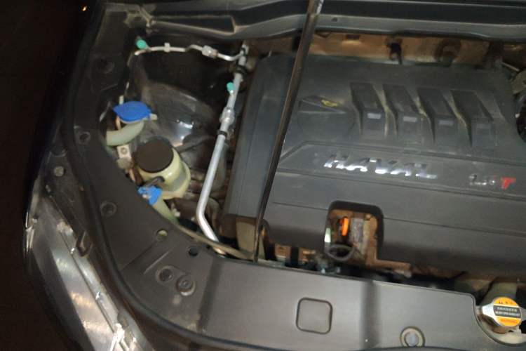 Used Haval H6 2013 Upgraded Model 1.5T Manual Two-Wheel Drive Prestige Version Engine Bay Right