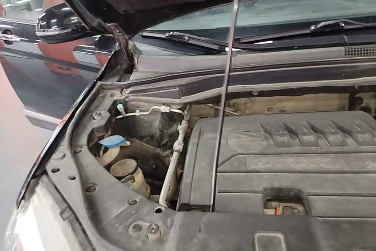 Used Haval H6 2013 Sports Edition 1.5T Manual Two-Wheel Drive Elite Model Engine Bay Right