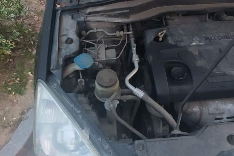 Used Haval H6 2013 Upgraded Model 2.4L Automatic Two-Wheel Drive Elite Version Engine Bay Right