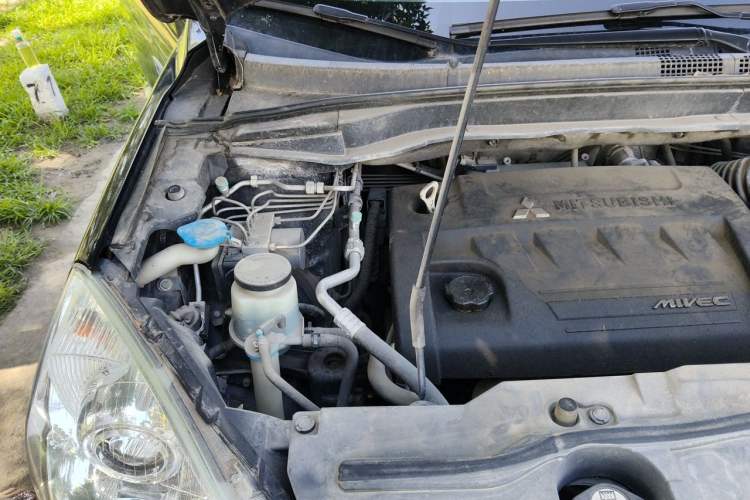 Used Haval H6 2013 Upgraded Model 2.4L Automatic Two-Wheel Drive Elite Version Engine Bay Right