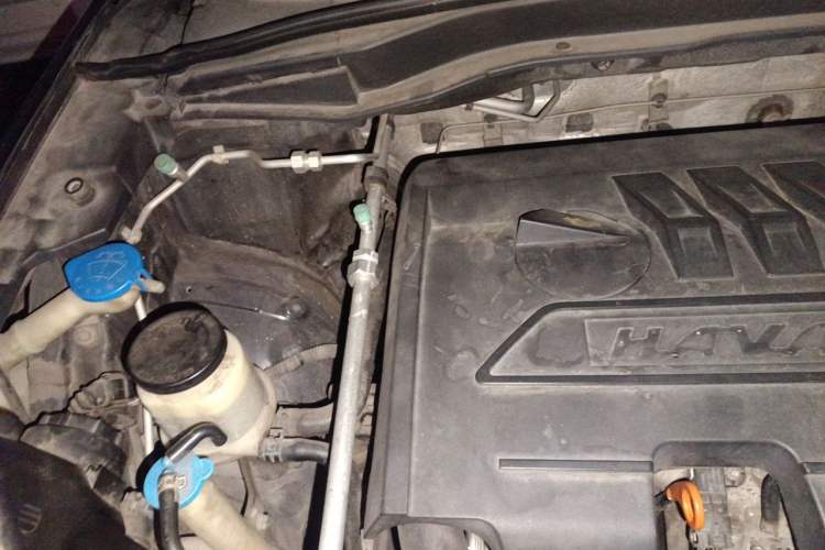 Used Haval H6 2013 Upgraded Model 1.5T Manual Two-Wheel Drive Elite Version Engine Bay Right
