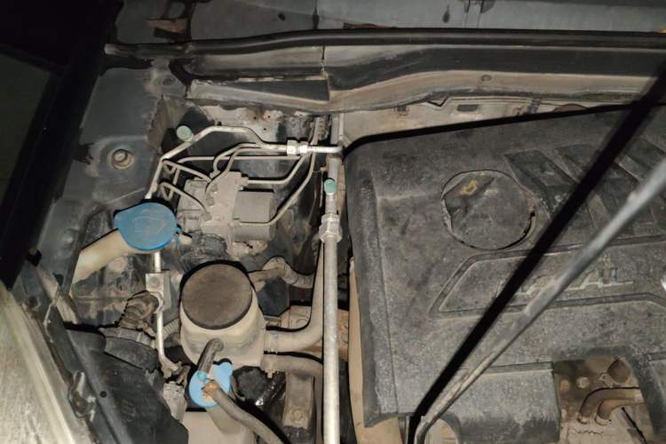 Used Haval H6 2013 Upgraded Model 1.5T Manual Two-Wheel Drive Elite Version Engine Bay Right