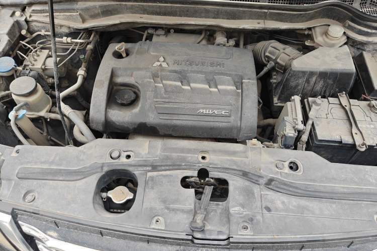 Used Haval H6 2013 Upgraded Model 2.4L Automatic Two-Wheel Drive Elite Version Engine Bay
