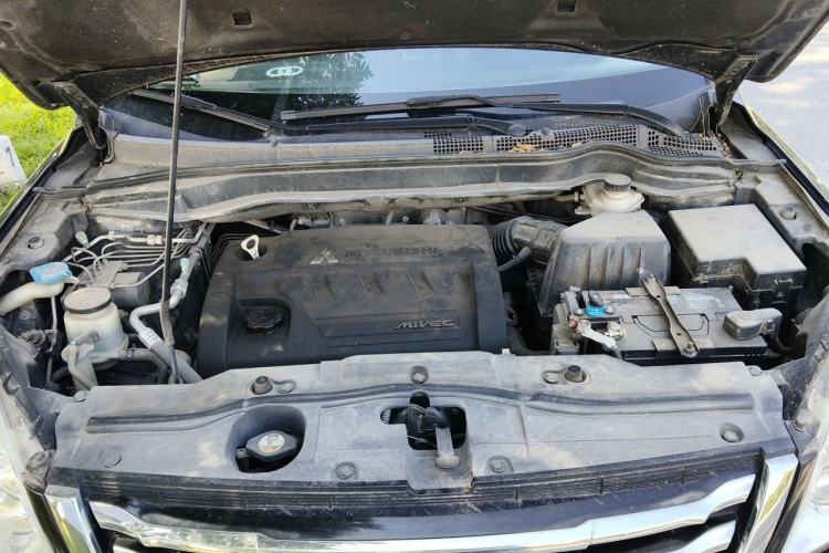 Used Haval H6 2013 Upgraded Model 2.4L Automatic Two-Wheel Drive Elite Version Engine Bay