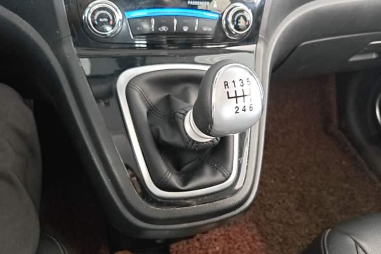 Used Haval H6 2013 Upgraded Model 1.5T Manual Two-Wheel Drive Elite Version Gear Lever