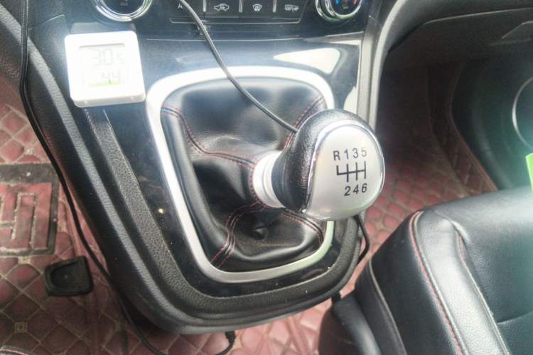 Used Haval H6 2013 Upgraded Model 1.5T Manual Two-Wheel Drive Elite Version Gear Lever