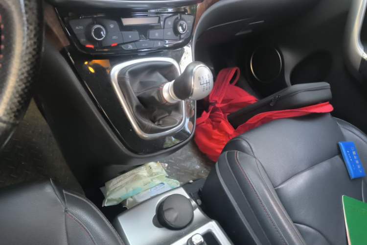 Used Haval H6 2013 Sport Edition 1.5T Manual Two-Wheel Drive Prestige Model Gear Lever