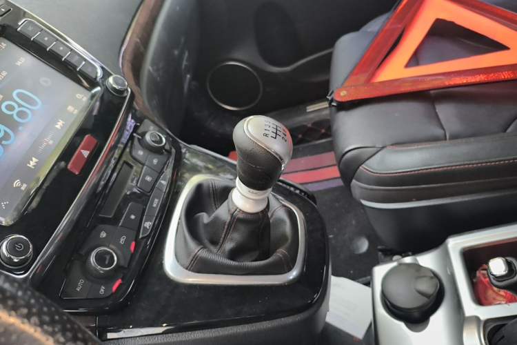 Used Haval H6 2013 Sports Edition 1.5T Manual Two-Wheel Drive Elite Model Gear Lever