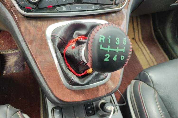 Used Haval H6 2013 Sports Edition 1.5T Manual Two-Wheel Drive Elite Model Gear Lever