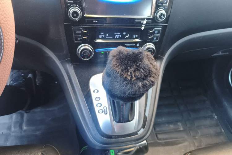 Used Haval H6 2013 Upgraded Model 2.4L Automatic Two-Wheel Drive Elite Version Gear Lever