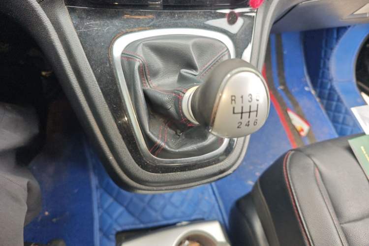 Used Haval H6 2013 Upgraded Model 1.5T Manual Two-Wheel Drive Elite Version Gear Lever