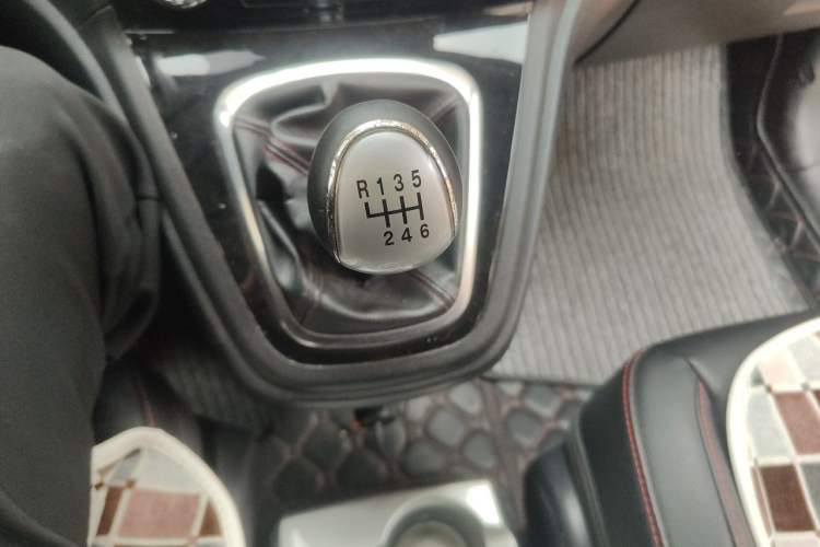 Used Haval H6 2013 Upgraded Model 1.5T Manual Two-Wheel Drive Elite Version Gear Lever