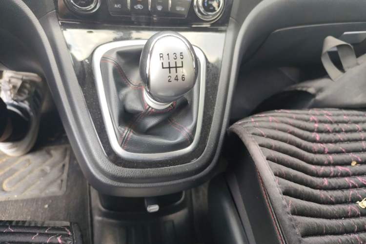 Used Haval H6 2013 Upgraded Model 1.5T Manual Two-Wheel Drive Elite Version Gear Lever