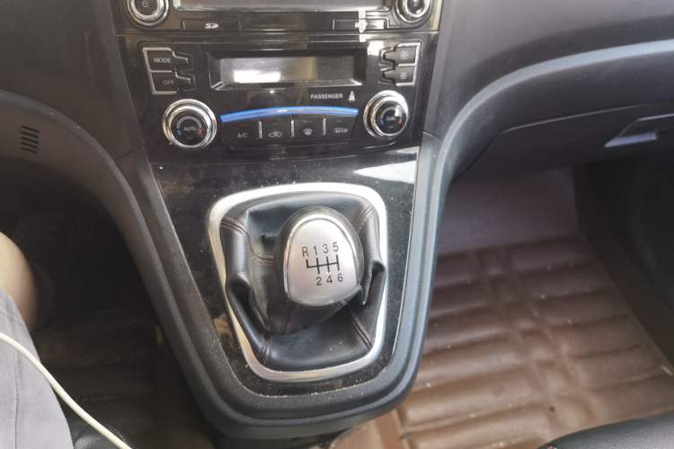 Used Haval H6 2013 Upgraded Model 1.5T Manual Two-Wheel Drive Elite Version Gear Lever
