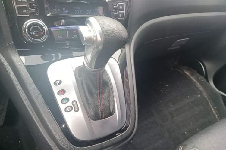 Used Haval H6 2013 Upgraded Model 2.4L Automatic Two-Wheel Drive Elite Version Gear Lever