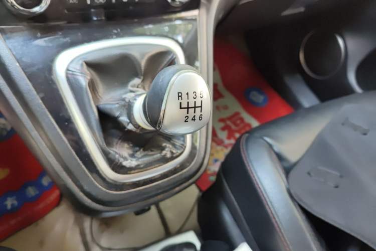 Used Haval H6 2013 Upgraded Model 1.5T Manual Two-Wheel Drive Elite Version Gear Lever